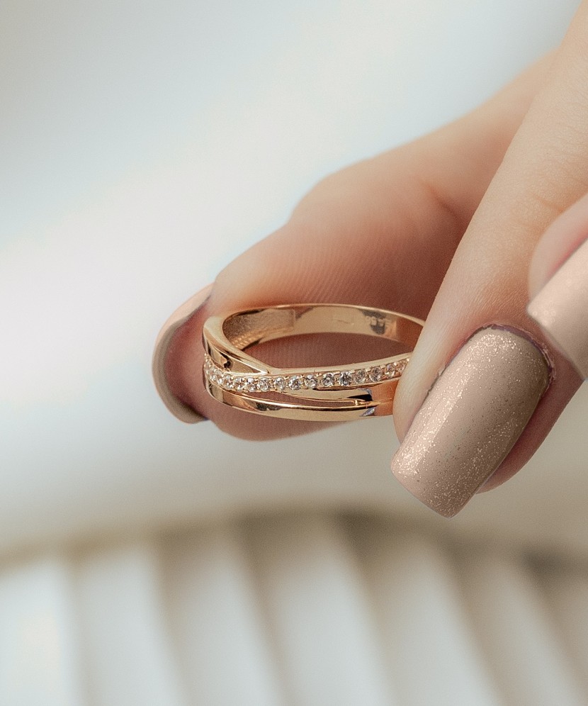 Gold ring with zircons