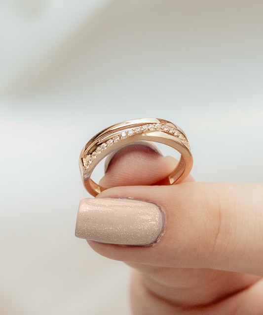 Kultasormus zirkoneilla