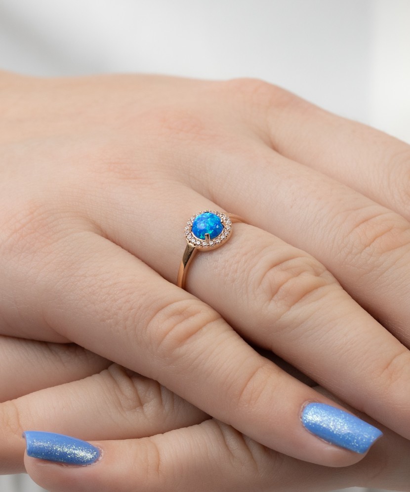 Kultasormus zirkoneilla ja opaalilla