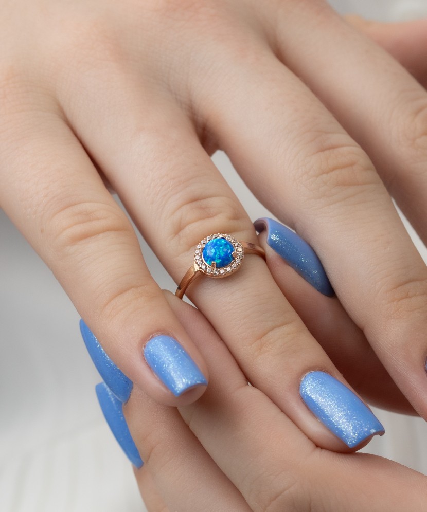 Kultasormus zirkoneilla ja opaalilla