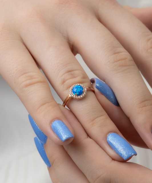 Kultasormus zirkoneilla ja opaalilla