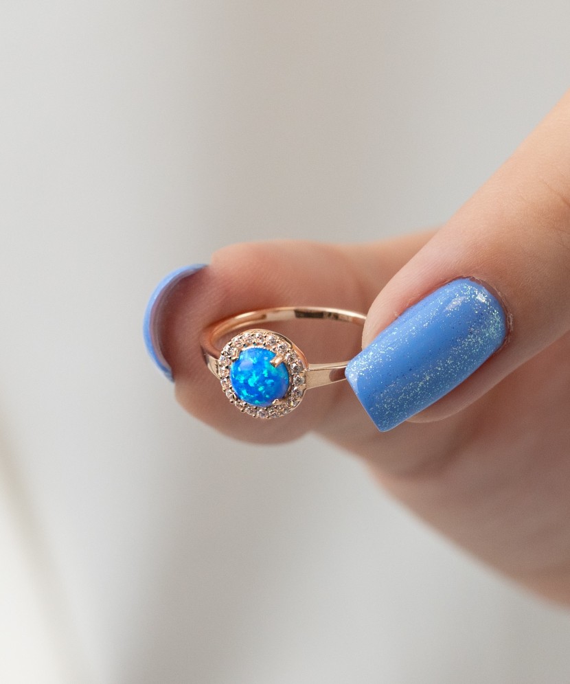 Kultasormus zirkoneilla ja opaalilla