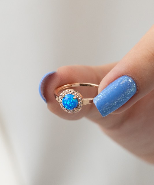 Kultasormus zirkoneilla ja opaalilla