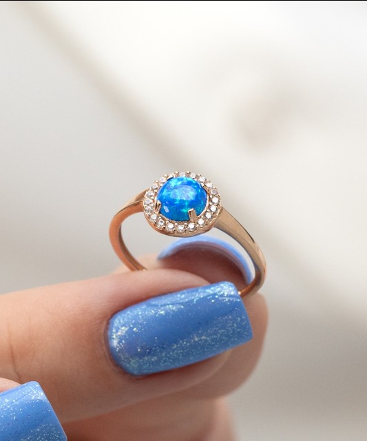 Gold ring with zircons and opal