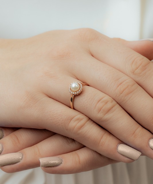 Gold ring with pearl and zircons