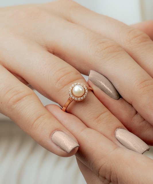 Gold ring with pearl and zircons