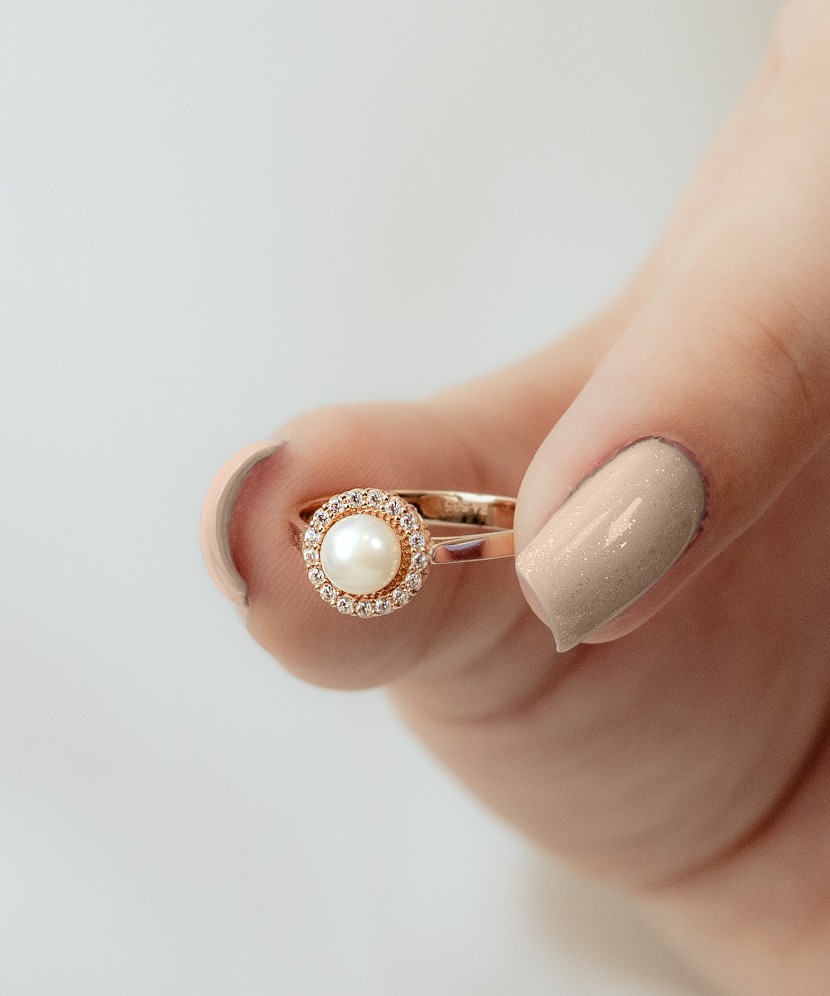 Gold ring with pearl and zircons