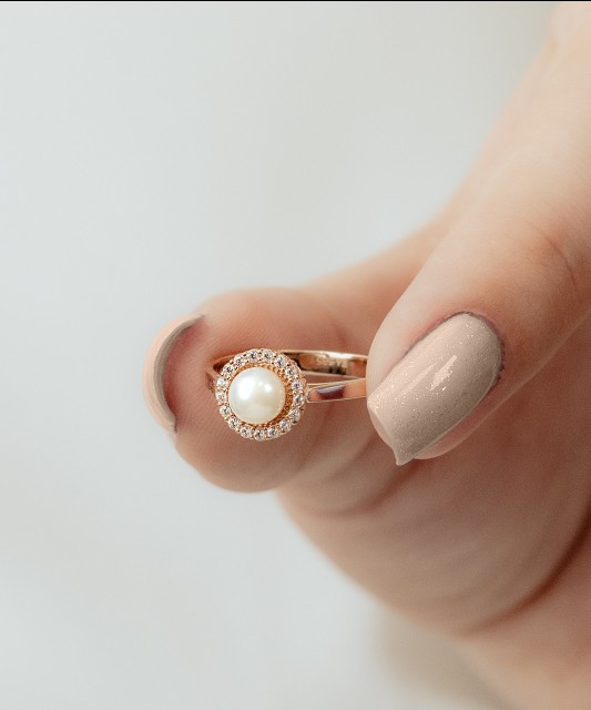 Gold ring with pearl and zircons