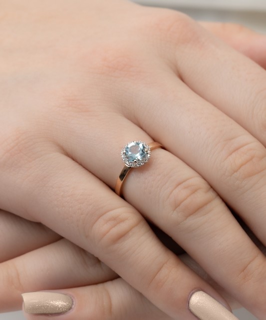 Kultasormus zirkoneilla