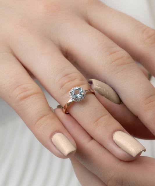 Kultasormus zirkoneilla