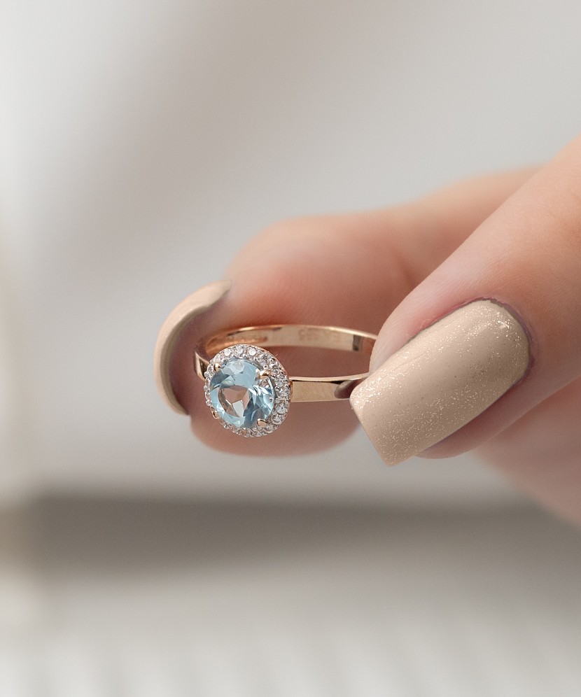 Gold ring with zircons