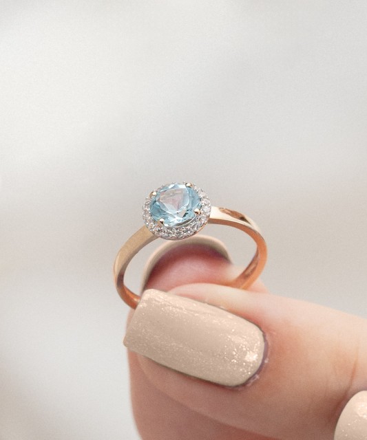 Kultasormus zirkoneilla