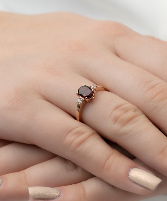 Gold ring with garnet and zircons