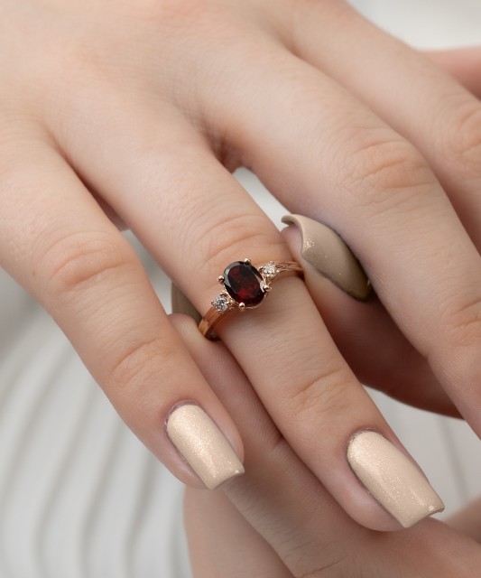 Kultasormus granaatillaja zirkoneilla