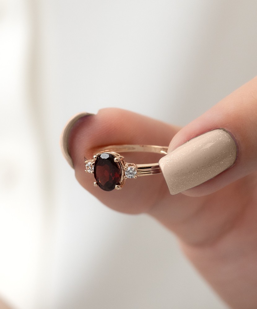 Gold ring with garnet and zircons