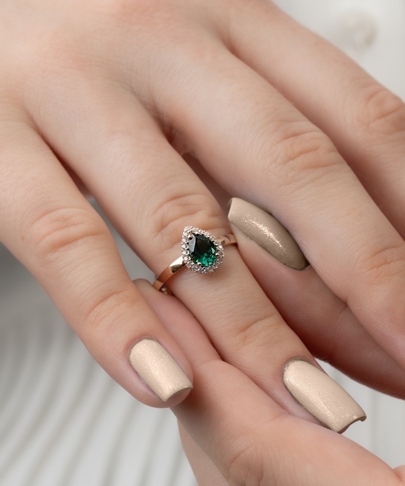 Kultasormus zirkoneilla