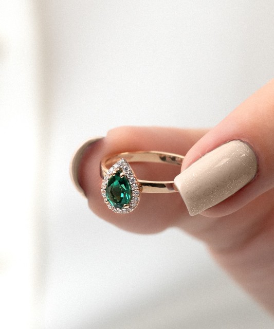 Gold ring with zircons