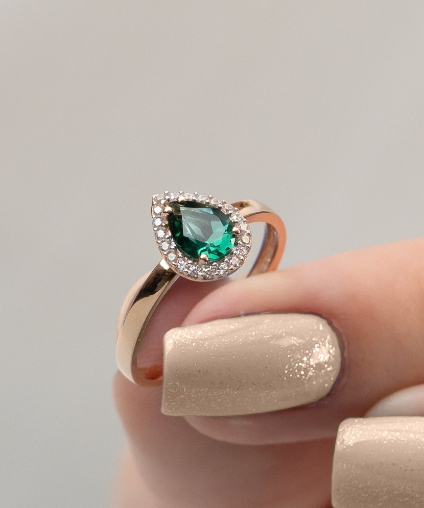 Gold ring with zircons