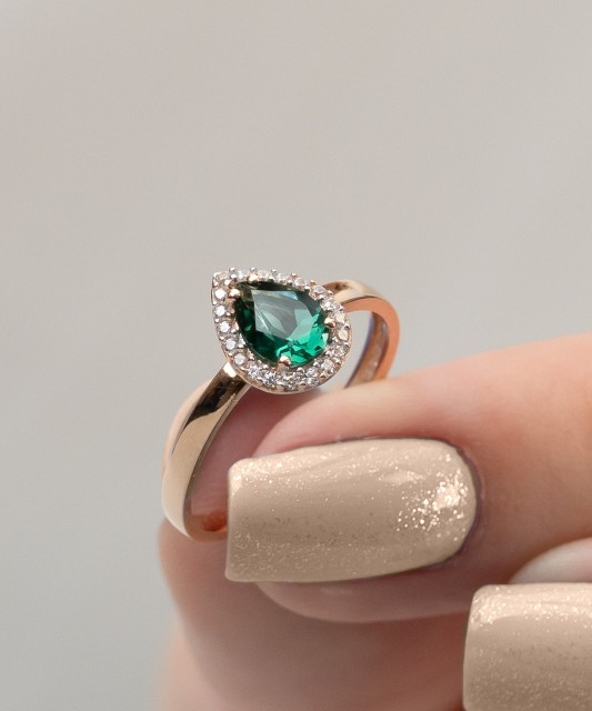 Gold ring with zircons