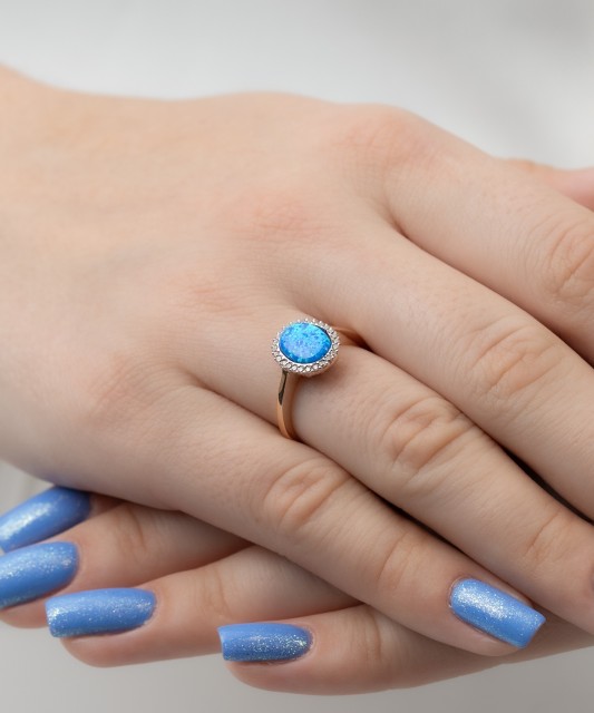 Gold ring with zircons and opal