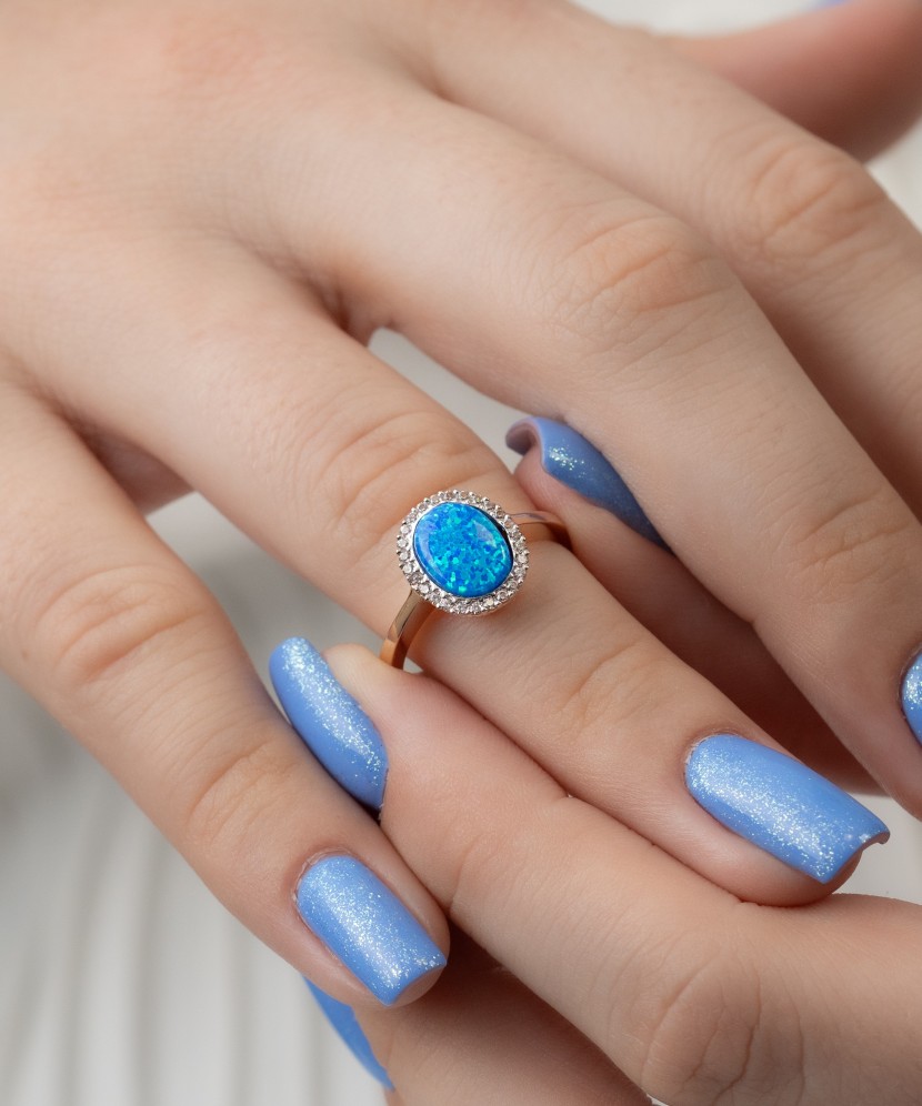 Kultasormus zirkoneilla ja opaalilla