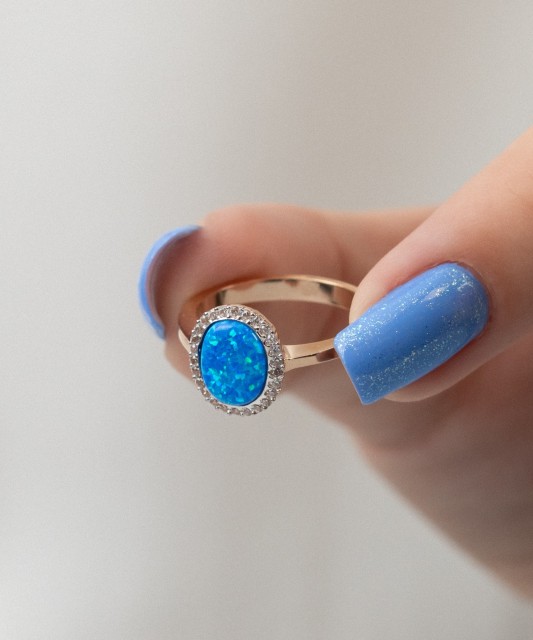 Kultasormus zirkoneilla ja opaalilla