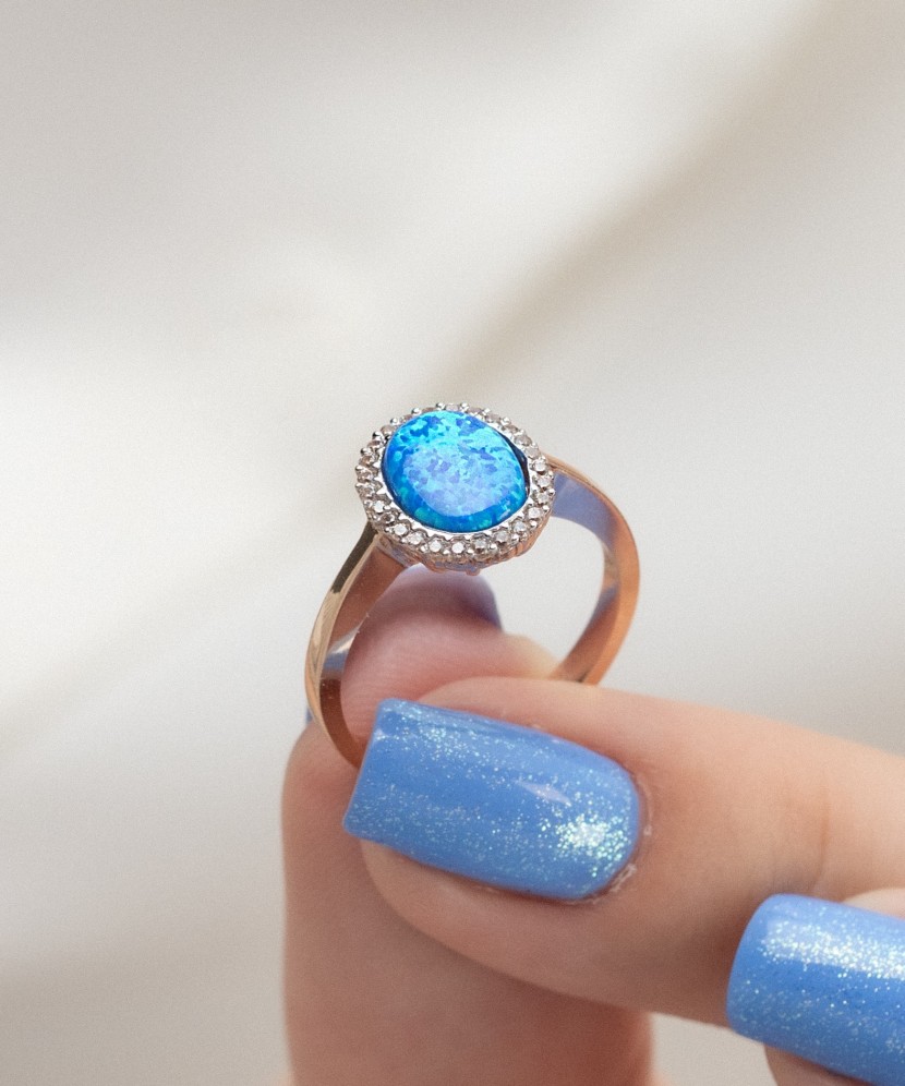 Kultasormus zirkoneilla ja opaalilla