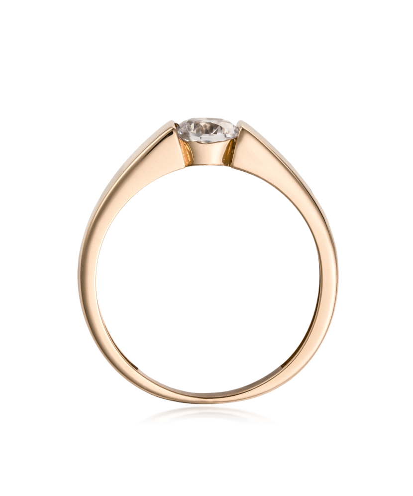 Gold ring with zirconium