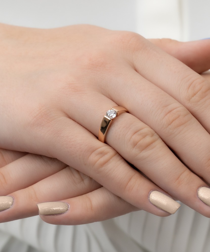 Gold ring with zirconium