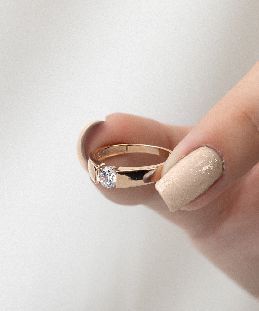 Gold ring with zirconium