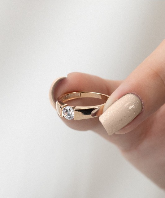 Gold ring with zirconium