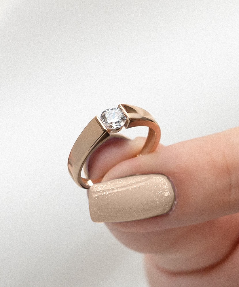 Gold ring with zirconium