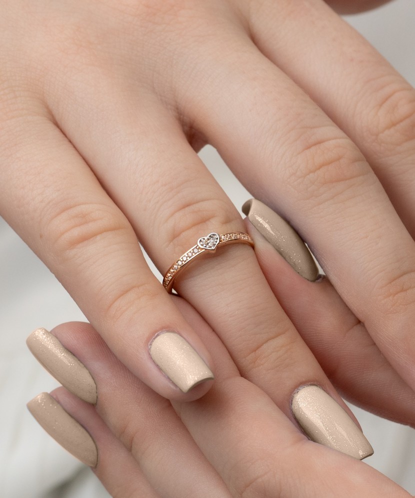 Gold ring with zircons