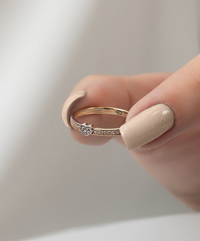 Gold ring with zircons