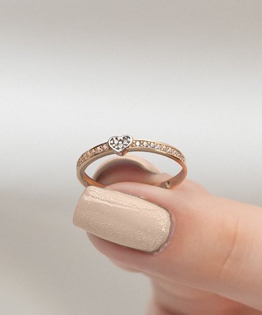 Gold ring with zircons