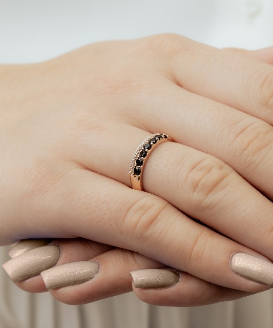 Gold ring with zircons