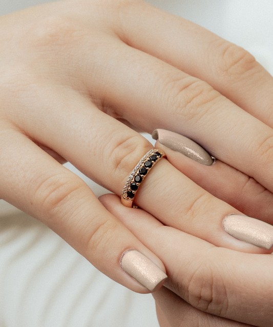 Gold ring with zircons