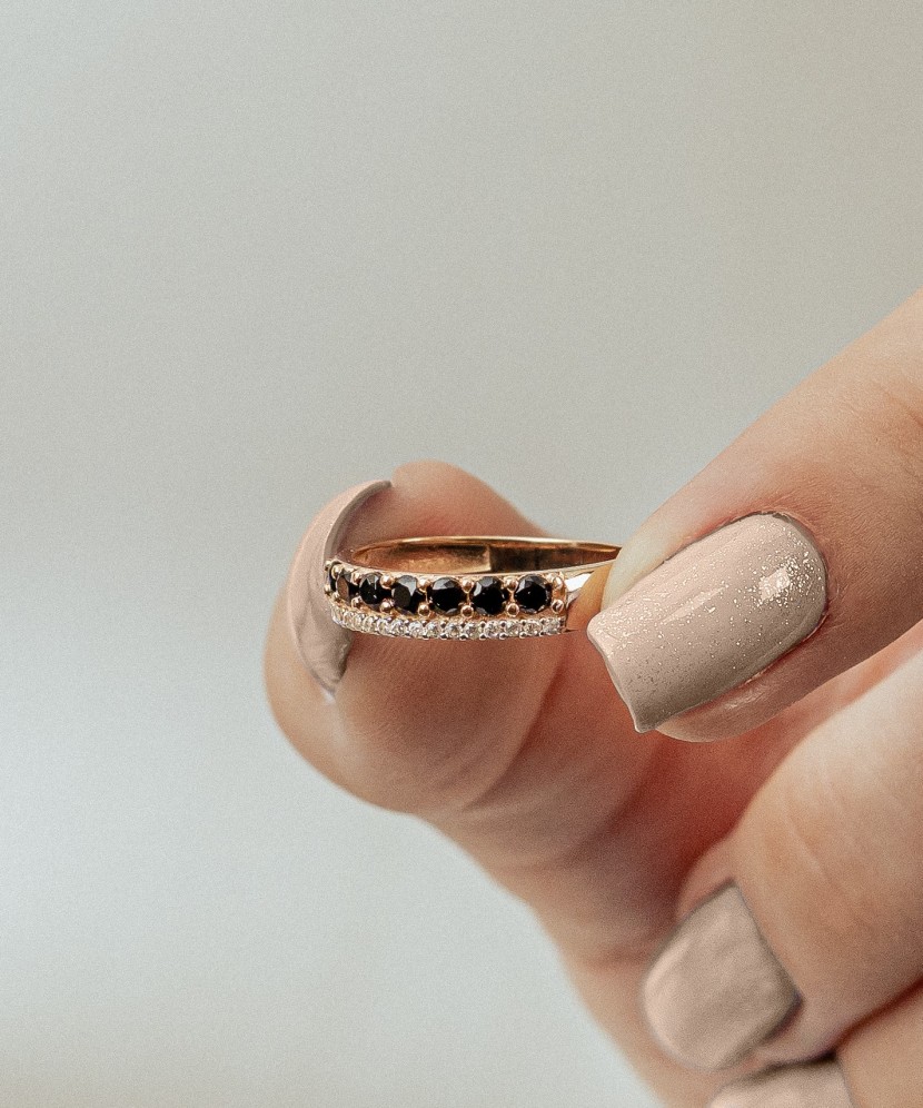 Kultasormus zirkoneilla