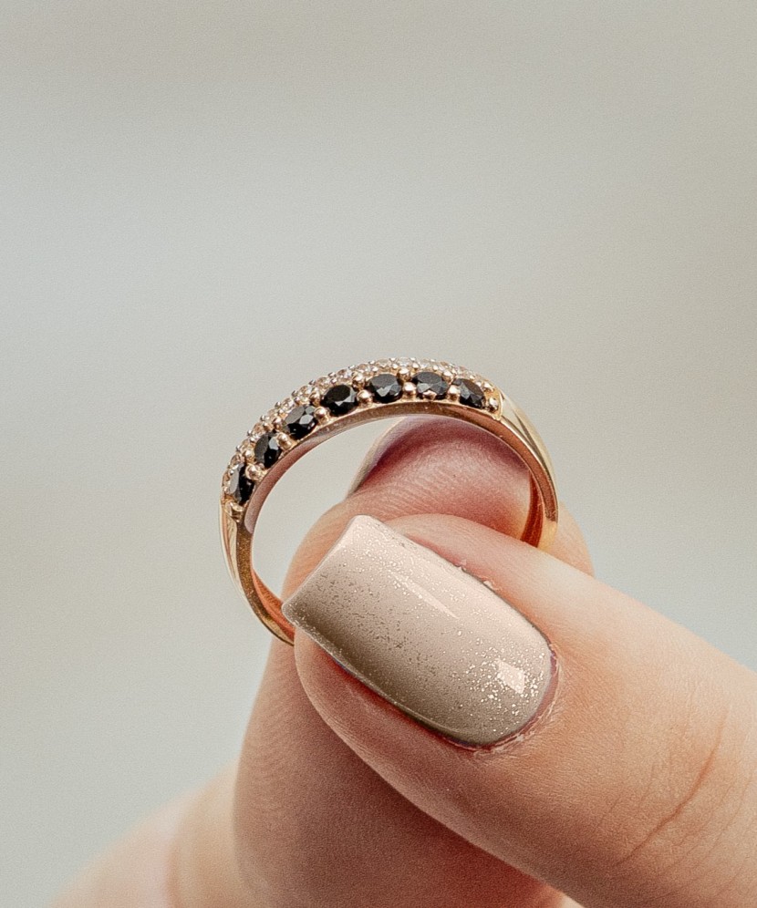 Kultasormus zirkoneilla