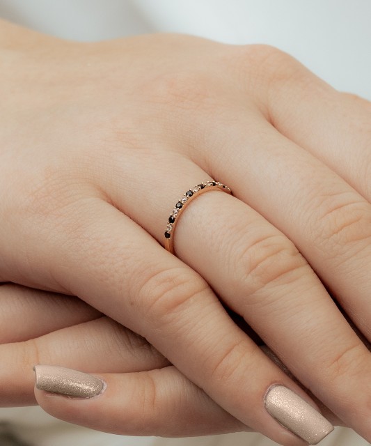 Gold ring with zircons