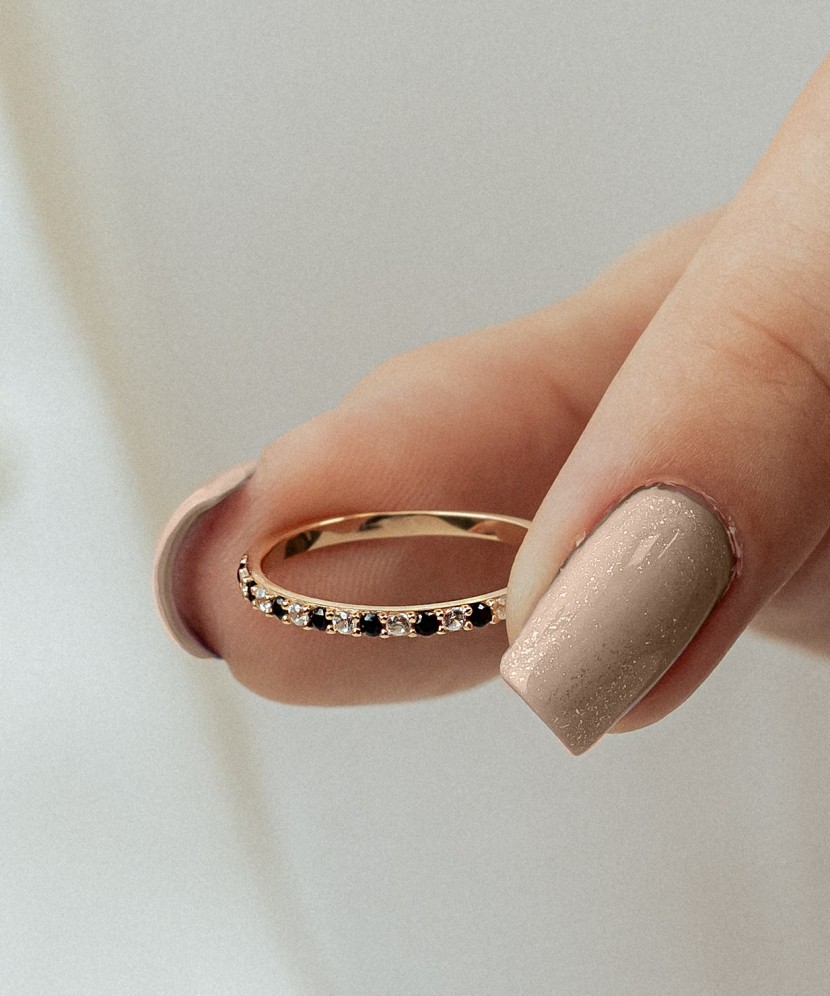 Gold ring with zircons