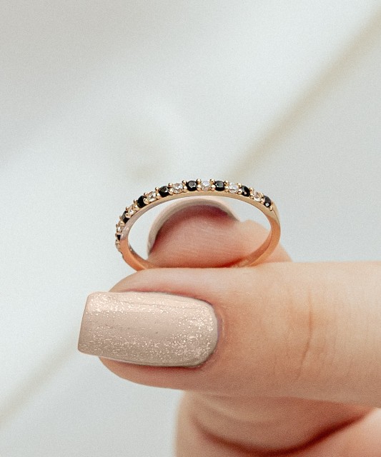 Gold ring with zircons