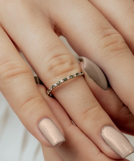 Gold ring with zircons