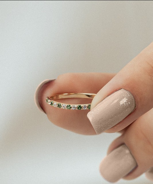 Kultasormus zirkoneilla