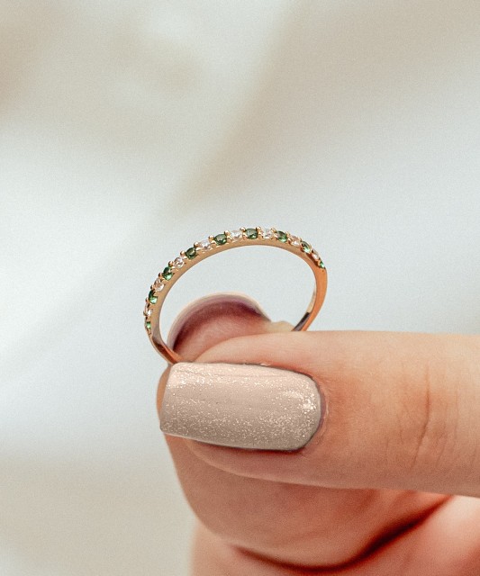 Gold ring with zircons