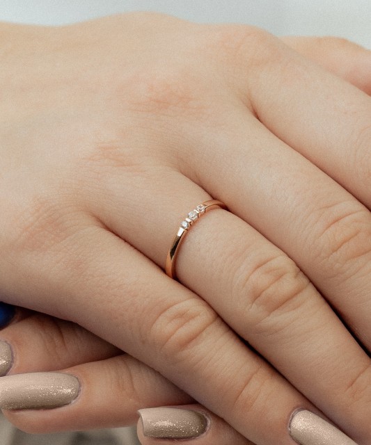 Gold ring with zircons