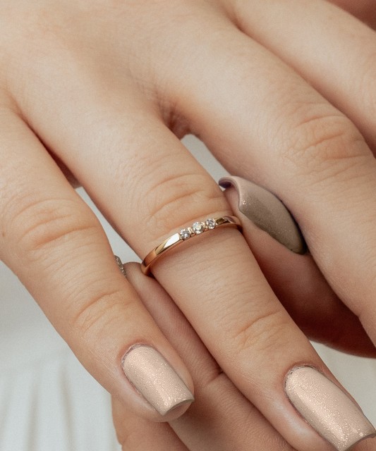 Gold ring with zircons