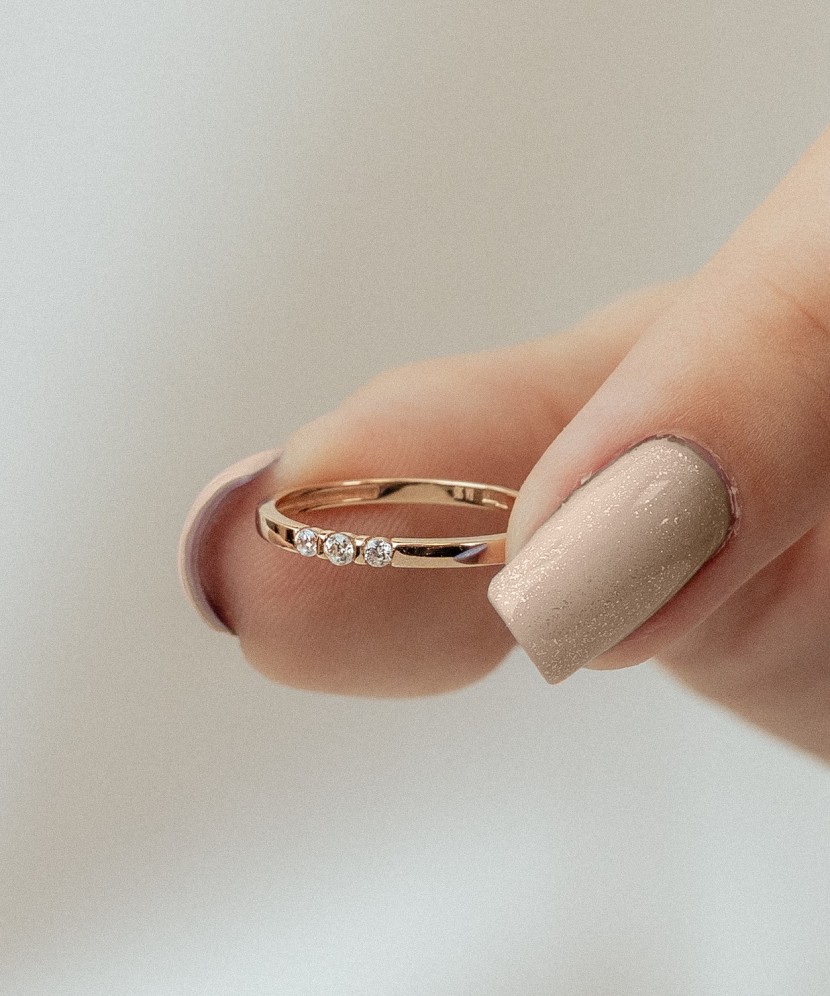 Kultasormus zirkoneilla