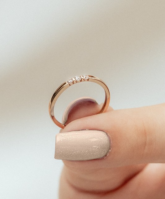 Gold ring with zircons