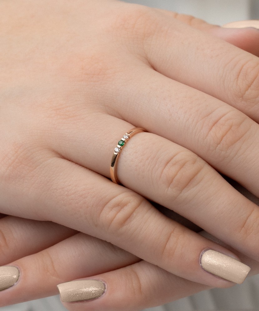 Kultasormus zirkoneilla